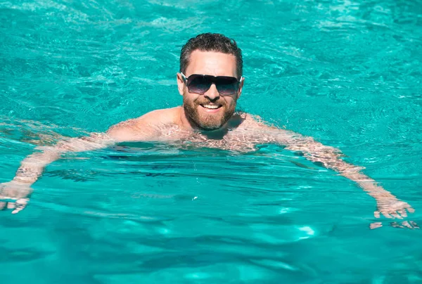 Άνθρωπος Στις Καλοκαιρινές Διακοπές Τύπος Γυαλιά Ηλίου Χαλαρώνει Στην Πισίνα — Φωτογραφία Αρχείου