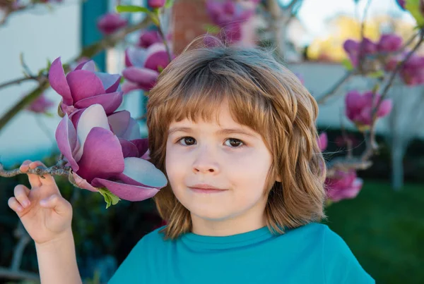 Παιδί Της Άνοιξης Δέντρο Λουλουδιών Χαριτωμένο Παιδί Στον Ανθισμένο Κήπο — Φωτογραφία Αρχείου