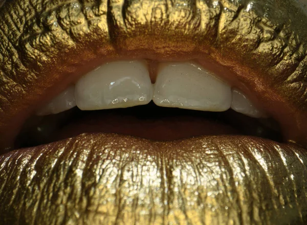 Macro Cierra Primer Plano Lápiz Labial Dorado Labios Con Maquillaje —  Fotos de Stock