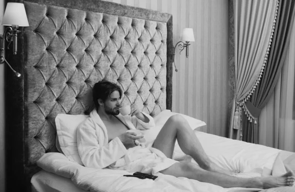 Yatakta Yatan Seksi Adam — Stok fotoğraf