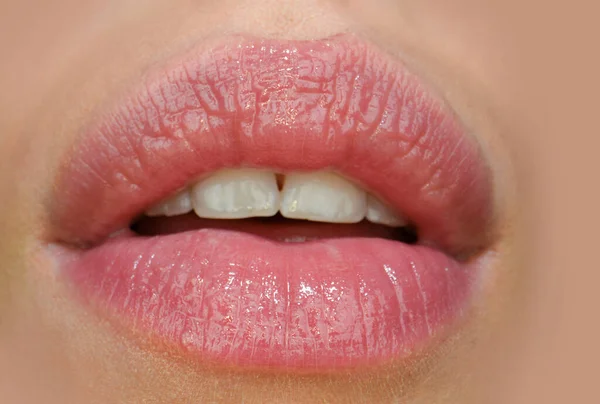 美しい若い女性の唇 セクシーな口のクローズアップ 光沢のある豪華な口 魅力的なリップコンセプト — ストック写真