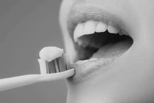 閉じられた女性はコピースペースと隔離された背景に対して歯の笑顔 歯をブラッシングしてる 美しい若い女性の笑顔 歯の健康 歯ブラシで口を閉じます 歯ブラシ付き — ストック写真