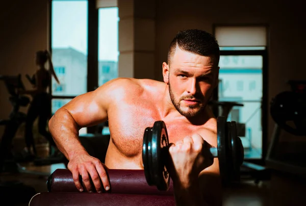 Man Training Dumbbells Dumbbell Muscular Guy Exercises Dumbbells Strong Bodybuilder — Stockfoto