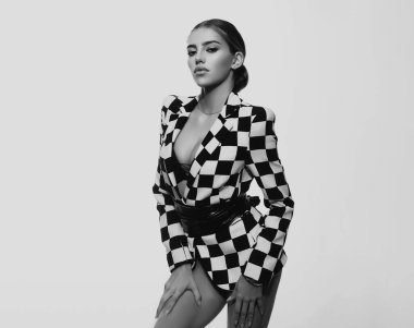 Çekici, çekici, örnek bir kız. Seksi, ince kadın vücudu. Moda elbisesi içinde şehvetli bir kız. Beyazda izole edilmiş