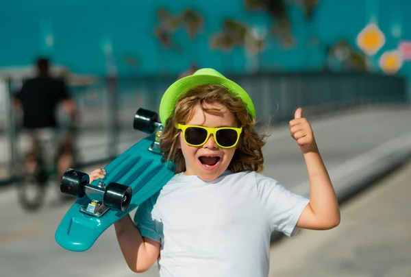 Menino Skatista Parque Skate Rapaz Com Skate Criança Excitada Com — Fotografia de Stock