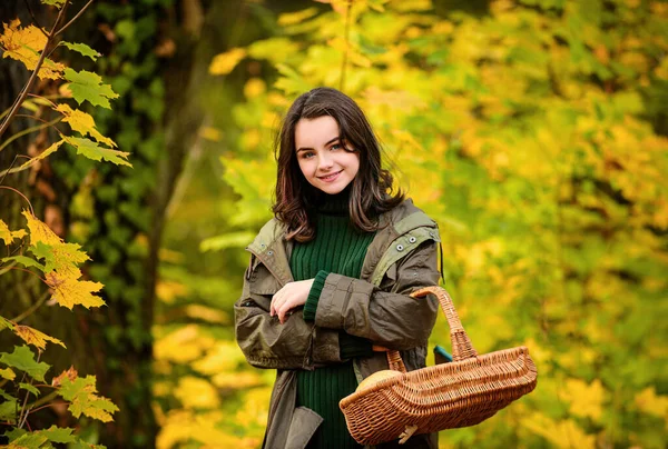 快乐的少女笑着 一个年轻貌美的姑娘拿着篮子的秋天画像 — 图库照片