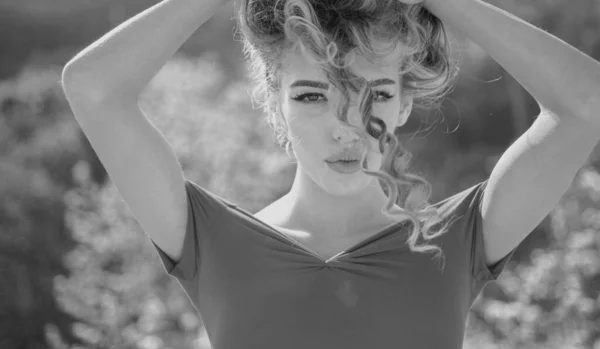 Schöne Sexy Blonde Frau Glänzende Lockige Haare Weibchen Mit Langer — Stockfoto