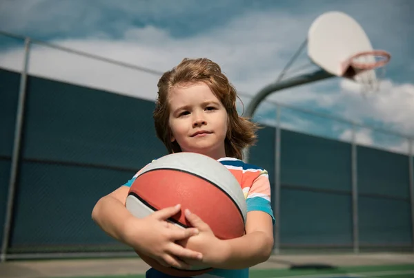 子供はバスケットボールをする バスケットボール射撃の準備をしている子供の少年 積極的なライフスタイル バスケットボールキッズスクール — ストック写真