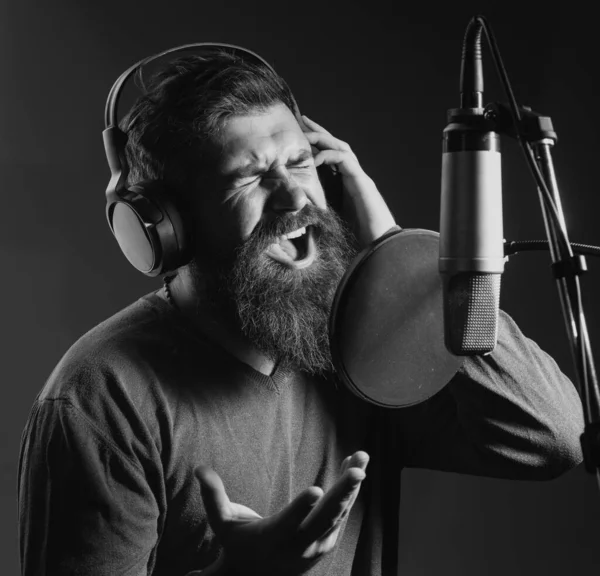 Aufgeregter Mann Mit Mikrofon Singt Lied Musiker Musiksaal Lustige Ausdrücke — Stockfoto