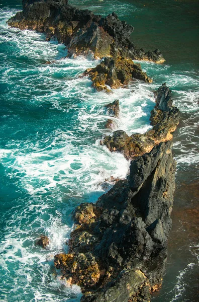 Охолоджена Лава Океанічні Хвилі Вид Морські Хвилі Ють Скелях Пляжі — стокове фото