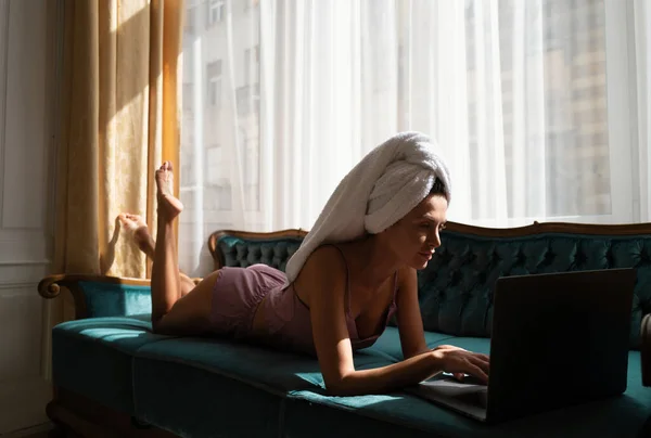 Красива Чуттєва Молода Жінка Піжамі Використовує Ноутбук Насолоджуючись Ранковим Дозвіллям — стокове фото