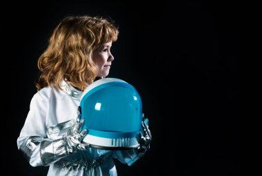 Çocuk astronot kostümü giymişti. Çocukların başarısı, lideri ve kazanan konsepti.