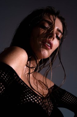 Güzel, zarif bir kadının stüdyo portresi. Yüksek model.