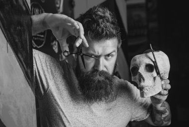 Şık kuaför dükkanı istemci sakallı. Tıraş adam ve jilet adam. Adam ziyaret kuaförü kuaför dükkanında. Usta Kuaför yok saç modeli ve tarz ile makas ve tarak