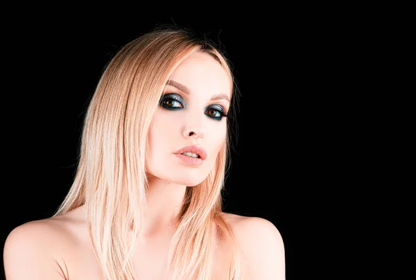 Portret Pięknej Modelki Naturalnym Nagim Makijażem Makijaż Salon Kosmetyczny Kosmetyki — Zdjęcie stockowe