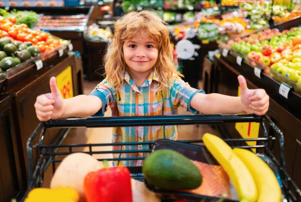 Dítě Kupující Ovoce Supermarketu Kluk Kupuje Čerstvou Zeleninu Obchodě Děti — Stock fotografie
