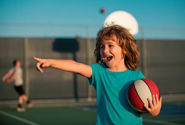 Słodki Chłopiec Gra Koszykówkę Pokazując Gest Aktywne Dzieci Korzystających Odkrytej — Zdjęcie stockowe