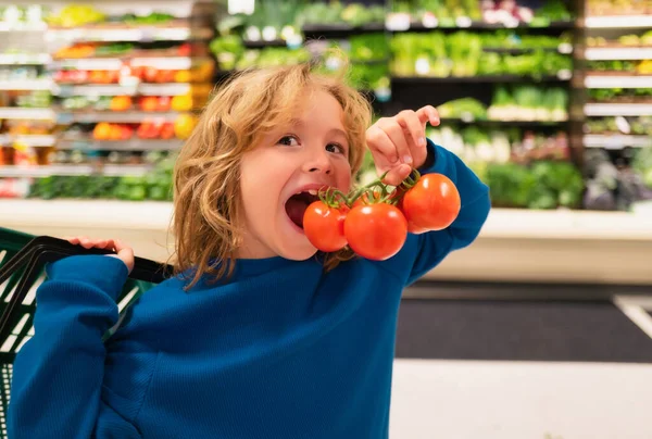 Dítě Čerstvou Rajskou Zeleninou Zdravé Jídlo Pro Děti Portrét Usměvavého — Stock fotografie