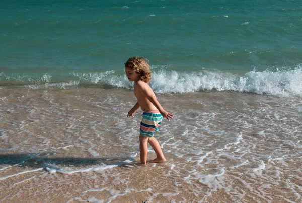 Niño Saltando Olas Marinas Saltar Por Agua Salpicaduras Mar Vacaciones — Foto de Stock