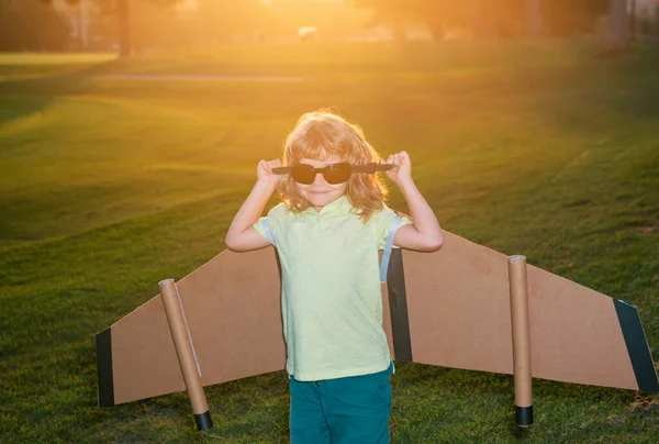 Barn Med Pilotglasögon Som Flyger Flygplan Tillverkade Papp Vingar Dröm — Stockfoto