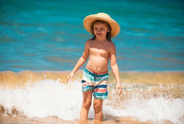 Anak Kecil Yang Manis Dengan Topi Jerami Pantai Selama Liburan — Stok Foto