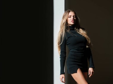 Siyah arka planda ışığı olan şehvetli bir kadın. Karanlıkta güzel bir kadın yüzü. Şefkatli ve baştan çıkarıcı bakışlar. Moda sanat stüdyosu portresi. Seksi moda kızı.