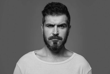 Stüdyoda hippi mankenler. İş adamı kendini ifade ederek düşünür. Yakışıklı erkek model, yakın çekim yüzü.