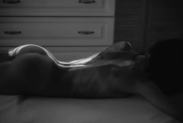 美容ケア ボディケアサロンでヌード女性ボディ スキンケア手順の後に油を塗った肌を持つ裸のセクシーな女性 整形外科クリニックにおける化粧品ケア — ストック写真