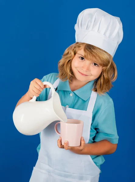 Çocuklar Için Süt Çocuk Aşçı Izole Edilmiş Mavi Stüdyoda Yemek — Stok fotoğraf