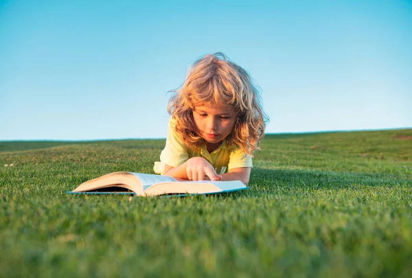 Söt Barnbok Utanför Gräs Rolig Pojke Läser Boken Vårparken — Stockfoto