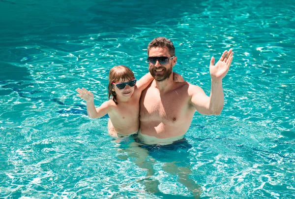 爸爸和儿子在游泳池里游泳 夏天的家 爸爸在游泳池里玩耍的孩子 水上公园 父子俩的闲暇 — 图库照片