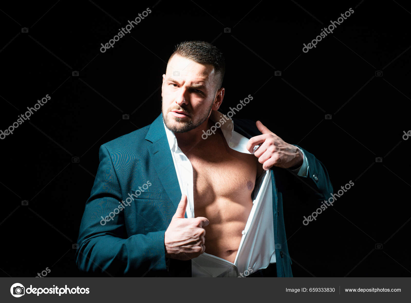 Νεαρός Επιχειρηματίας Μόδας Όμορφος Σέξι Άντρας Κοστούμι Γδύνεται —  Φωτογραφία Αρχείου © Tverdohlib.com #659333830
