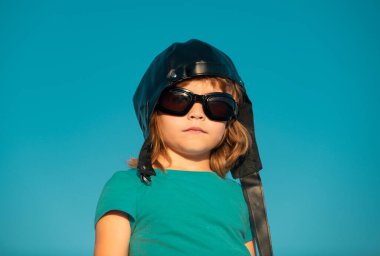 Çocuklar rüya görür. Pilot kasklı, gözlüklü, komik yüzlü komik bir çocuk. Çocuk portresi