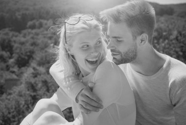 Sevecen bir çift birbirlerini seviyorlar. Vücut coşkusu ve zevkine dokunmak. Aşk hikayesi. Tutkulu bir seks yapan genç çift.