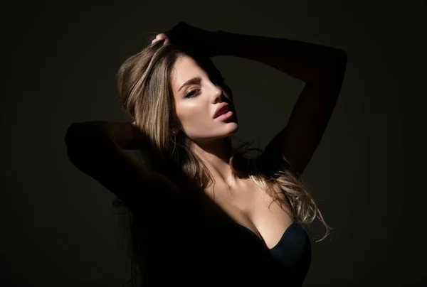 Mulher Sexy Elegante Fundo Cinza Jovem Modelo Sensual Estúdio Preto — Fotografia de Stock