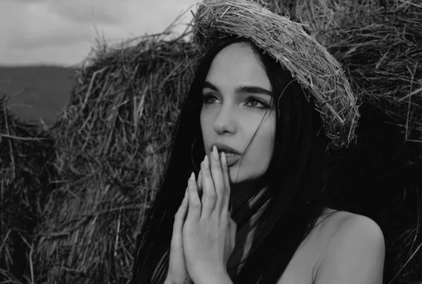 아름다운 여성의 초상화 시골에서 산간벽지에 귀여운 소녀의 얼굴을 가까이 — 스톡 사진