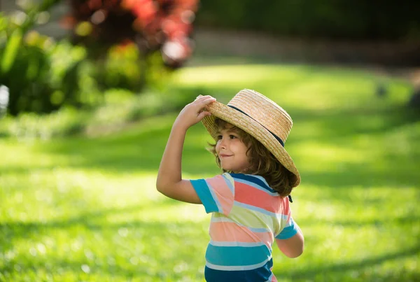 面白い子供の顔 藁帽子の子供たち 夏の肖像画 — ストック写真