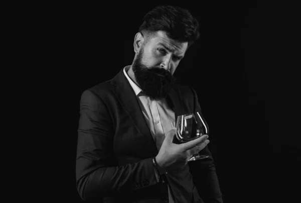 Przystojny Brodaty Biznesmen Pije Drogą Whisky Sommelier Człowiek Człowiek Brodą — Zdjęcie stockowe