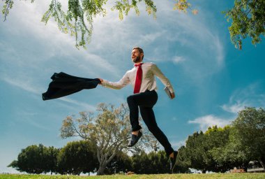 Heyecanlı iş adamı hızlı koşuyor, yarışıyor ve zıplıyor.