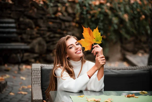 Щаслива Усміхнена Жінка Тримає Руках Жовте Кленове Листя Осінньому Фоні — стокове фото