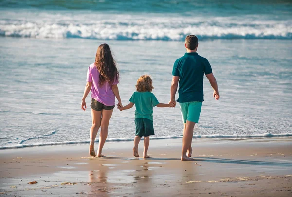 Achteraanzicht Van Gelukkige Jonge Familie Wandelen Het Strand Kind Met — Stockfoto