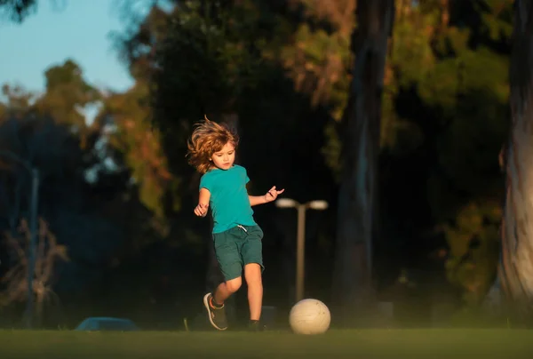 Mały Chłopiec Grający Piłkę Nożną Boisku Koncepcja Sportu Dla Dzieci — Zdjęcie stockowe