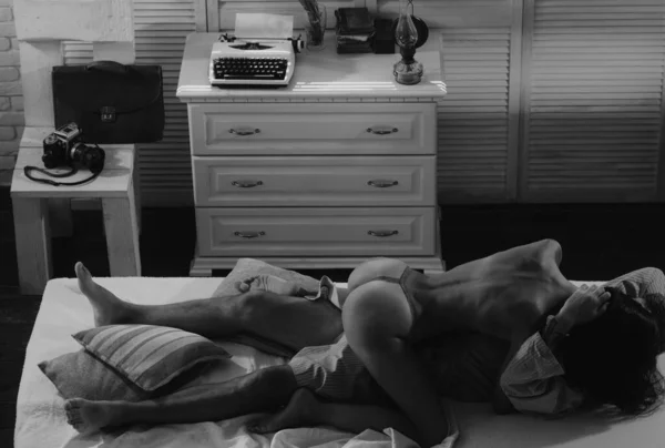 爱睡在床上的游戏前戏 睡在卧室的游戏前戏 感情用事的夫妻轻吻着 享受着柔情和亲密 年轻性感的情投意合的情侣 — 图库照片
