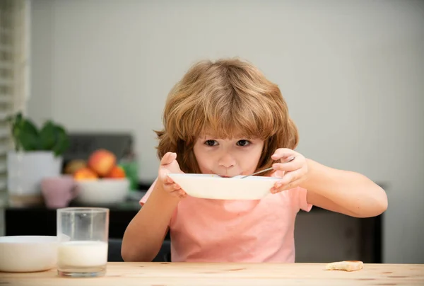 Белый Мальчик Младенец Ест Здоровый Суп Кухне Детское Питание — стоковое фото
