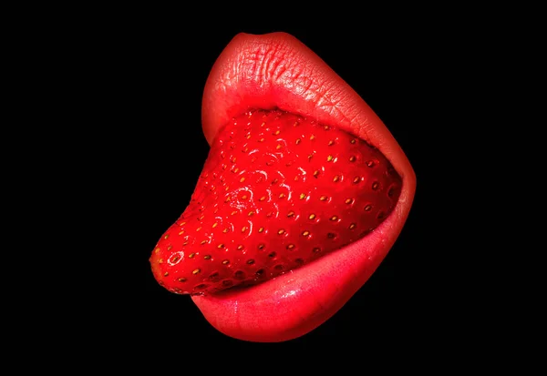 带有草莓舌的性感嘴唇 被黑色隔离 — 图库照片