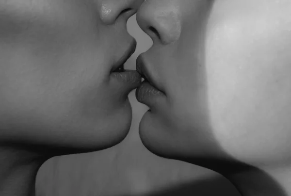官能的な女の子のカップルキスを閉じます 若い女性のキス Lgbtへの影響 美しいマクロ女性の唇 — ストック写真