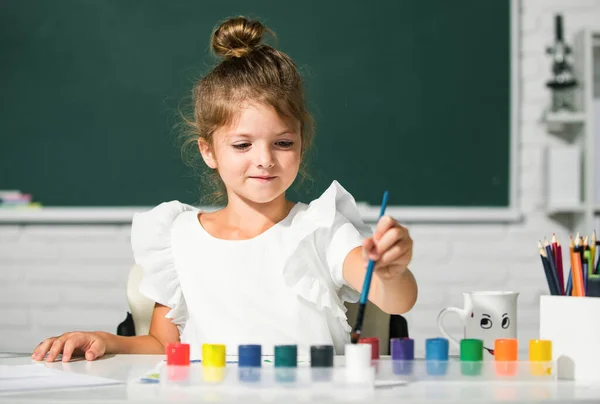 Dziewczynka Szkole Rysuje Farbami Kreatywność Dzieci Śmieszne Szkoła Dziewczyna Twarz — Zdjęcie stockowe