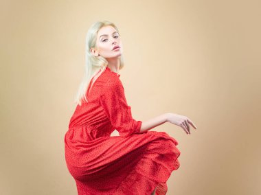 Seksi Kadın Vogue. Kırmızı Güzellik Elbiseli Moda Modeli