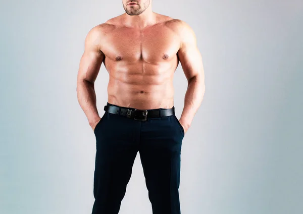 アスレチック男は筋肉を曲げ 男腹筋 6パック 裸の胴を持つ男 — ストック写真
