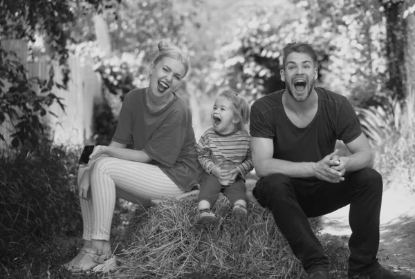 Šťastná Mladá Trojčlenná Rodina Jak Spolu Baví Při Startu Veselí — Stock fotografie